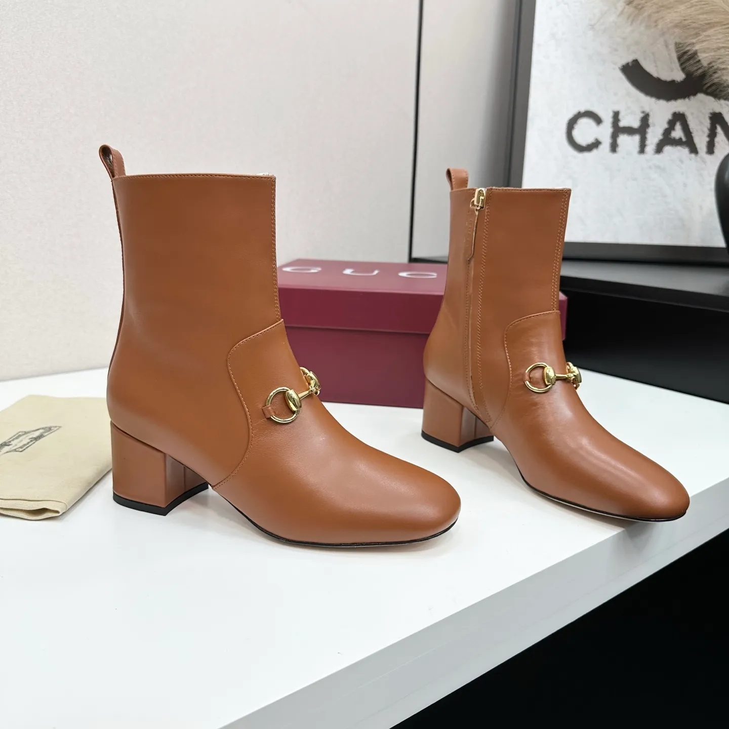 👟👟Ex-factory price 740👟👟 Gucci Gucci 2025G new autumn and winter classic horsebit thick heel short boots. The main series is finally available, and the products are worth looking forward to! Original classics create new designs ✨ Purchasing agent level! Full of high-end feel! A favorite among bloggers at home and abroad, it is retro and fashionable, easy to wear and looks great on your feet! Mainly recommended by the official website, new colors are constantly updated 🆕 ▪️Upper: original calfskin/cloth ▪️Inner lining: imported sheepskin ▪️Outsole: Italian leather outsole ▪️Heel height: 3.5cm ▪️Shoe size: 35-39 (40.41.42 can be customized)